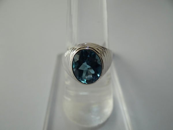 28.50 CTW BLUE TOPAZ RING .925 STERLING SILVER: 28.50 CTW BLUE TOPAZ RING .925 STERLING SILVER **|**|** 28.50 CTW BLUE TOPAZ RING .925 STERLING SILVER ; STONE WEIGHT 3.08 CTW ; MSRP: $300