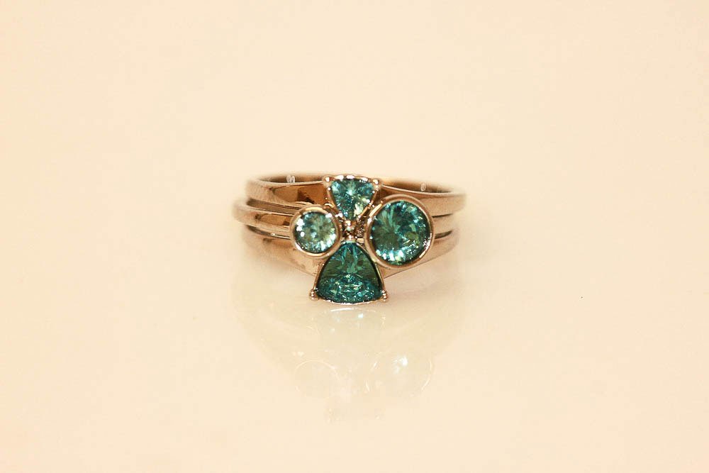 AVON FAMOUS FOREVER RING: AVON FAMOUS FOREVER RING **|**|** AVON FAMOUS FOREVER RING #35150v2