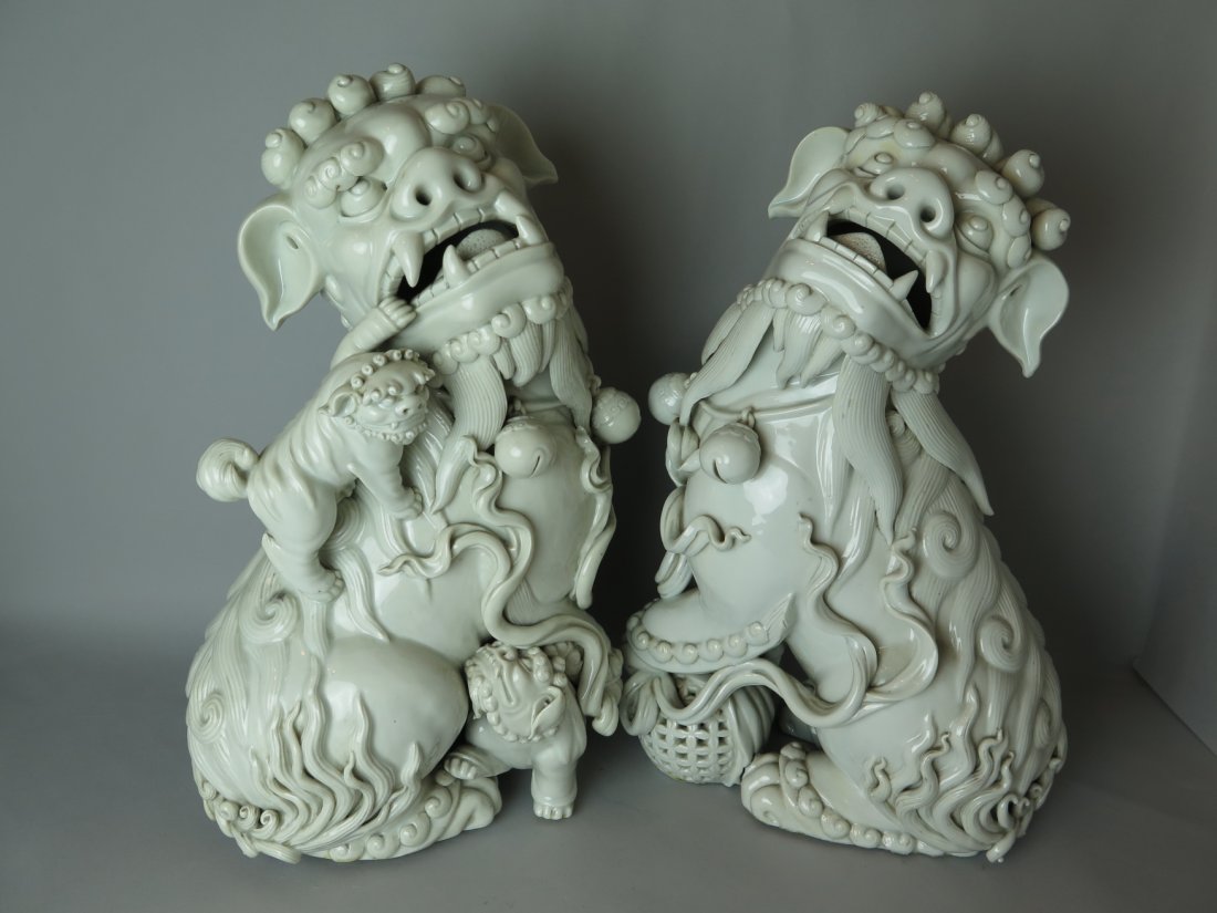 Pair Of Chinese DEHUA Porcelain Lions: Pair Of Qing Dynasty Chinese Blanc-de-Chine Porcelain Foo Dog Statue. H:35 cm.