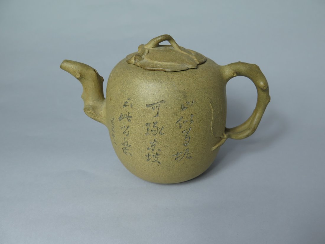 Chinese Yixing Zisha Teapot: Chinese Yixing Zisha Teapot. L:19cm,H:13cm.