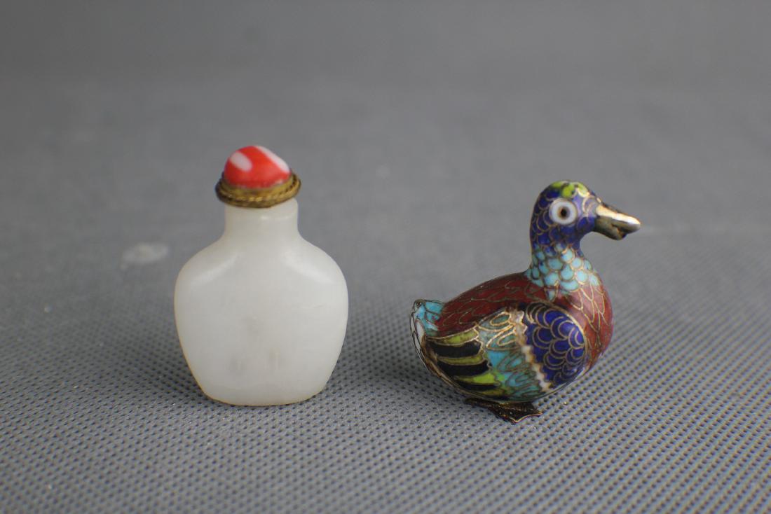 JADE SNUFF BOTTLE AND FILIGREE FLANGE: JADE SNUFF BOTTLE AND FILIGREE FLANGE