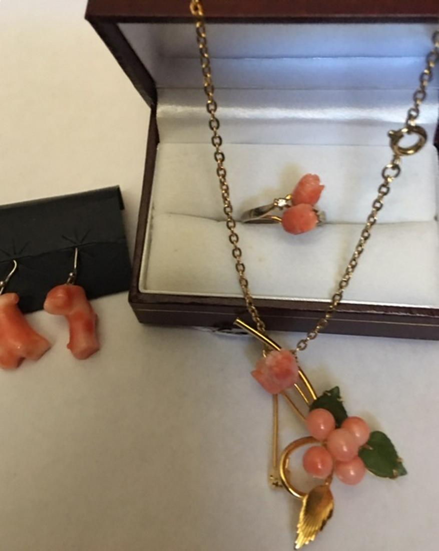 A Set of Coral Jewelry in Gild Silver, ring w/diamond, (1 of 4)