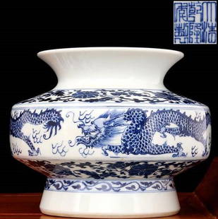 Qing Dynasty, Qianlong Period Height 15.50CM Diameter 14.00CM Belly Diameter 18.00CM Bottom Diameter: Qing Dynasty, Qianlong Period Height 15.50CM Diameter 14.00CM Belly Diameter 18.00CM Bottom Diameter 13.30CM
