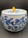 A blue and white flower and bird's pattern pot made from Xuande year of the Ming Dynasty