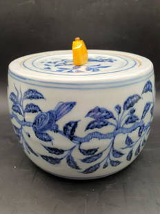 A blue and white flower and bird's pattern pot made from Xuande year of the Ming Dynasty: A blue and white flower and bird's pattern pot made from Xuande year of the Ming Dynasty PROVENANCE:Mr. John Smith is the chairman of a private collector, real estate agent, and equity securities inve