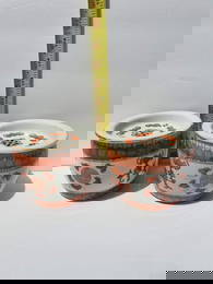 A pair of alum-red cricket jars with gold embroidery in the mid-Qing Dynasty.