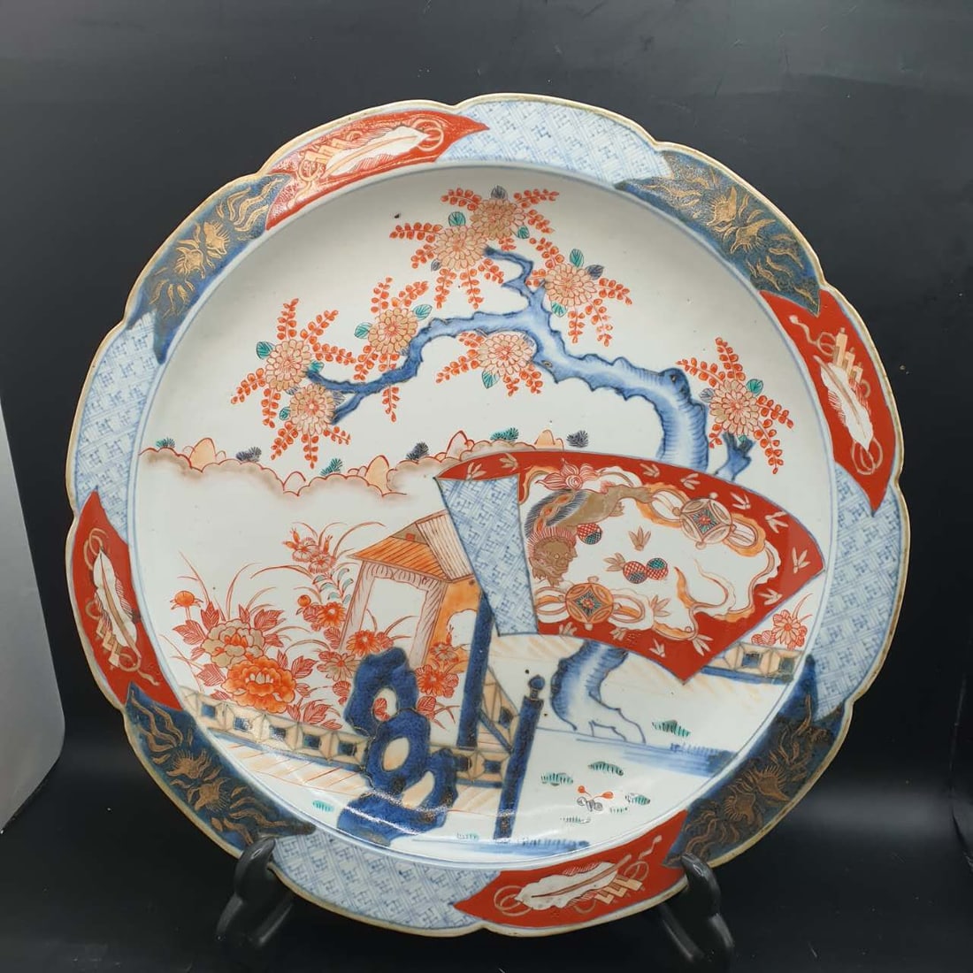 Qing Blue and white alum red gold-painted flower-shaped plate (1 of 8)