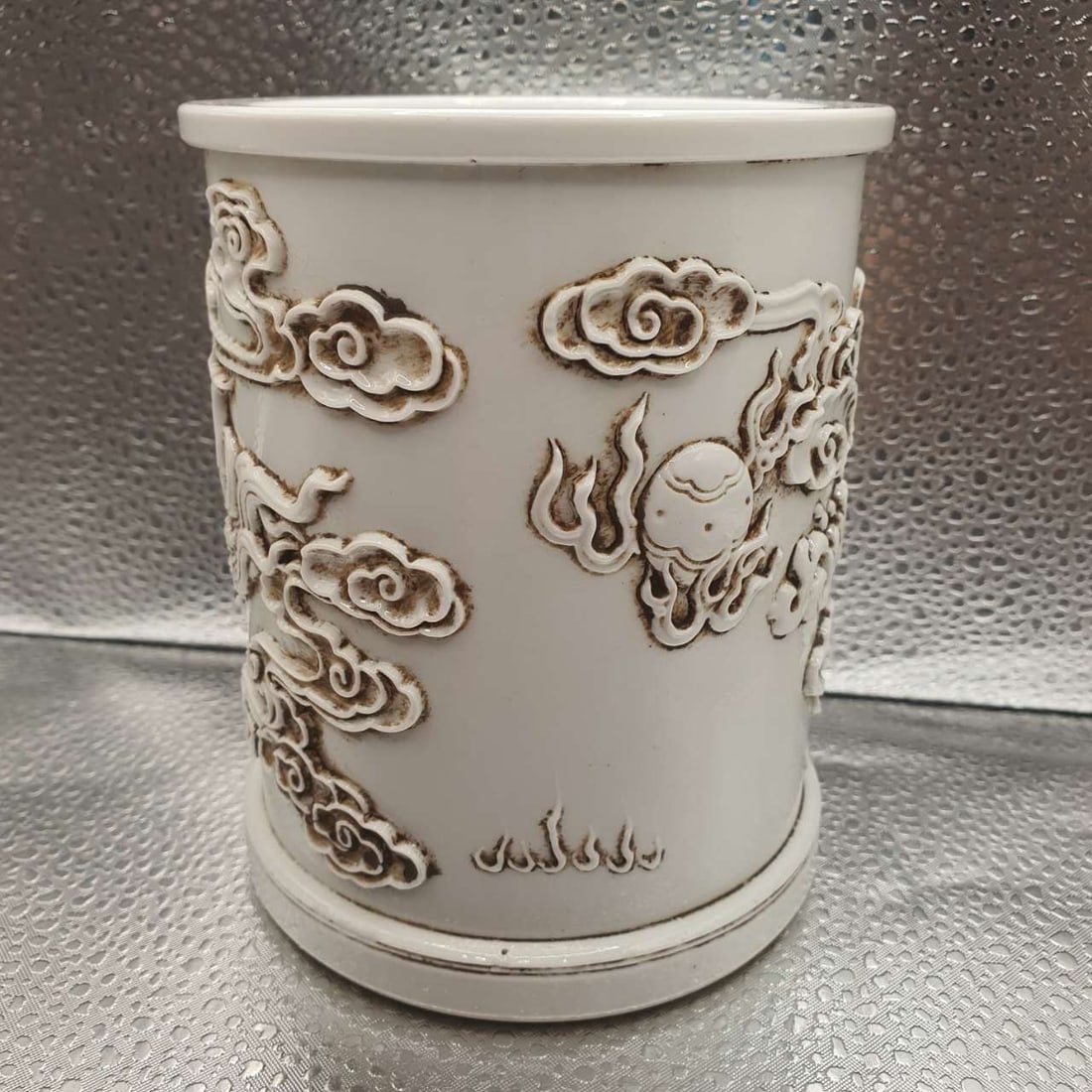 White porcelain high relief Wang Binglong pen holder.: White porcelain high relief Wang Binglong pen holder.H 13.8 W 11cm