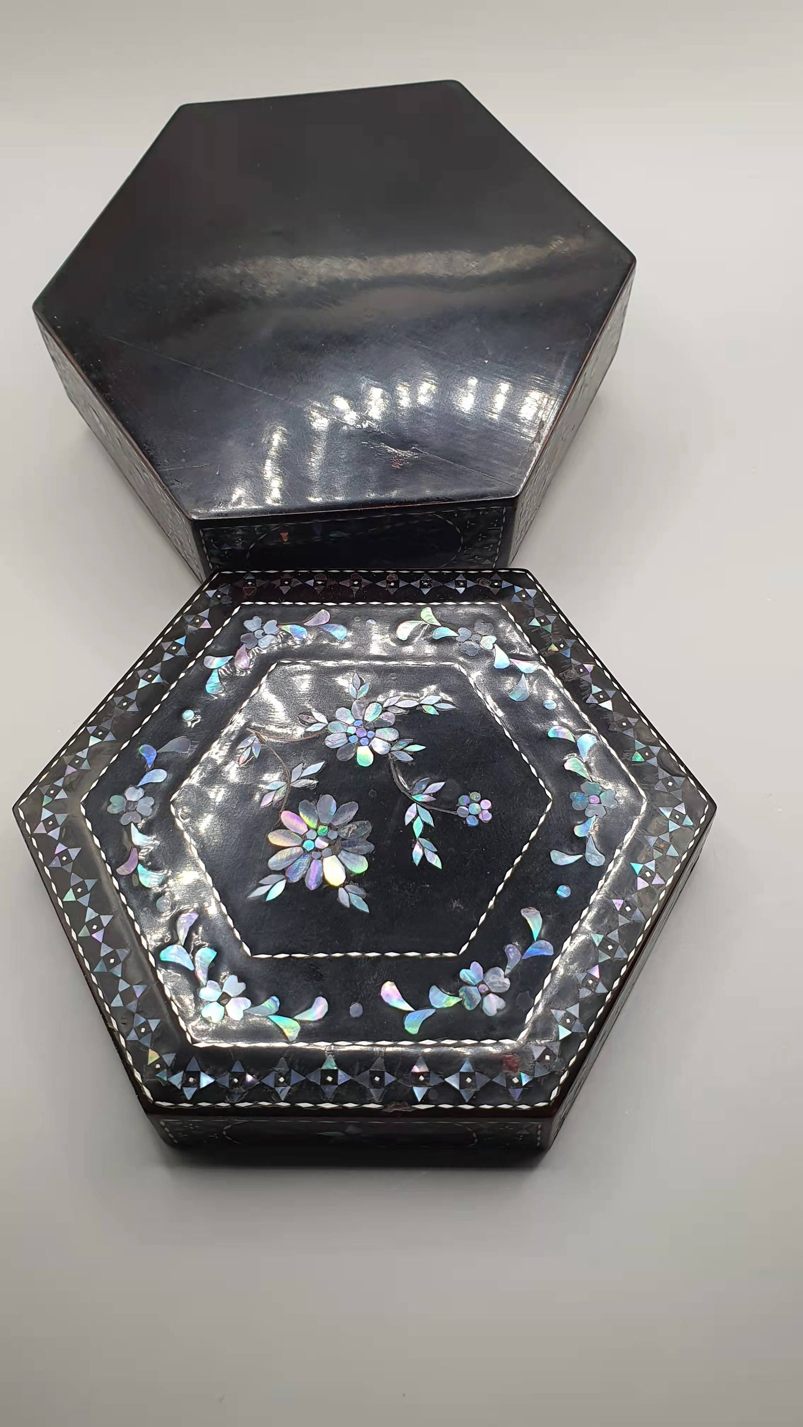 Lacquer Mother of Pearl inlaid box: Lacquer Mother of Pearl inlaid box