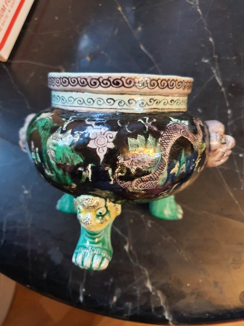 Kangxisu three-color three-legged furnace: Kangxisu three-color three-legged furnace