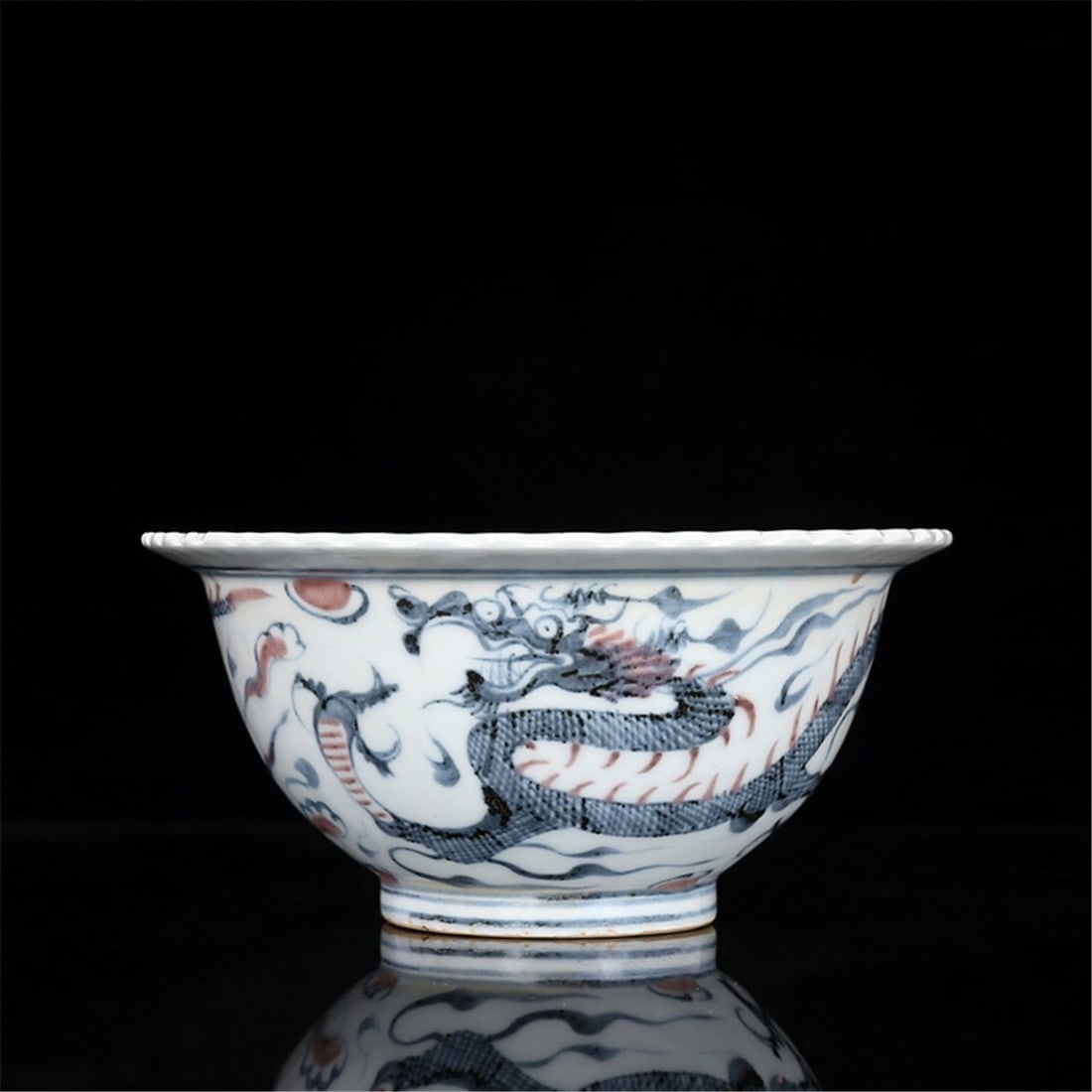 Blue and white glaze in the red wrapped dragon wearing a cloud pattern edge (1 of 9)