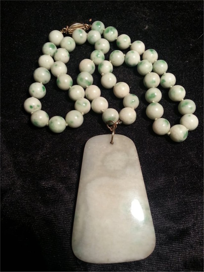 ANTIQUE CHINESE NATURAL JADE NECKLACE: ANTIQUE CHINESE NATURAL JADE NECKLACE 34.5 CM