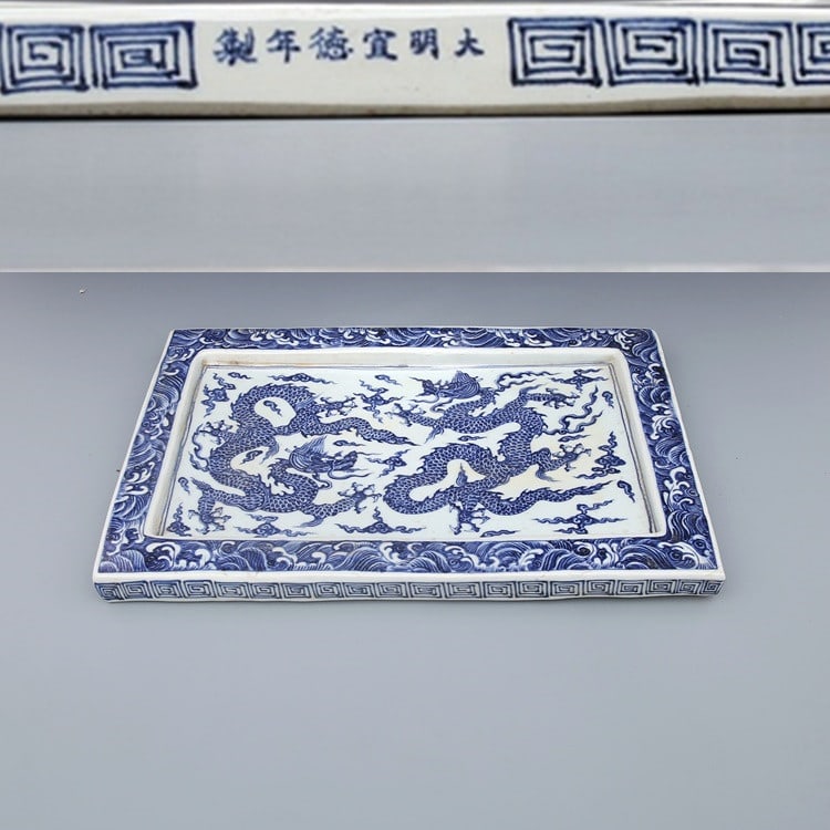 Mark Ming Xuande hand painted blue and white double dragon pattern square plate: Mark Ming Xuande hand painted blue and white double dragon pattern square plate Length 49.00CM Width 33.50CM Thickness 3.50CM