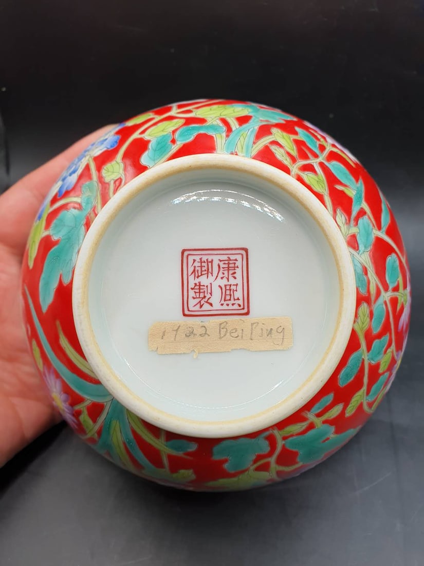 Mark Qing Kangxi red ground enamel flower pattern bowl: Mark Qing Kangxi red ground enamel flower pattern bowl 15 cm