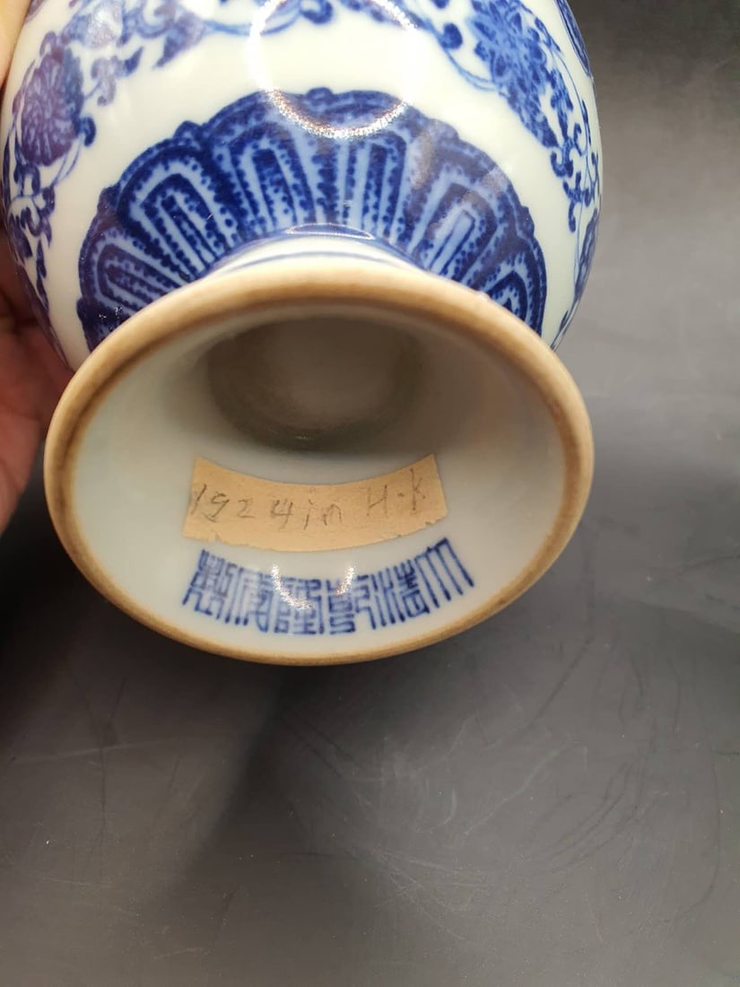 Mark Qing Dynasty Yongzheng blue and white lotus with open mouth goblet: Mark Qing Dynasty Yongzheng blue and white lotus with open mouth goblet Height about 7.90CM Diameter about 12.80CM Foot diameter about 3.80CM