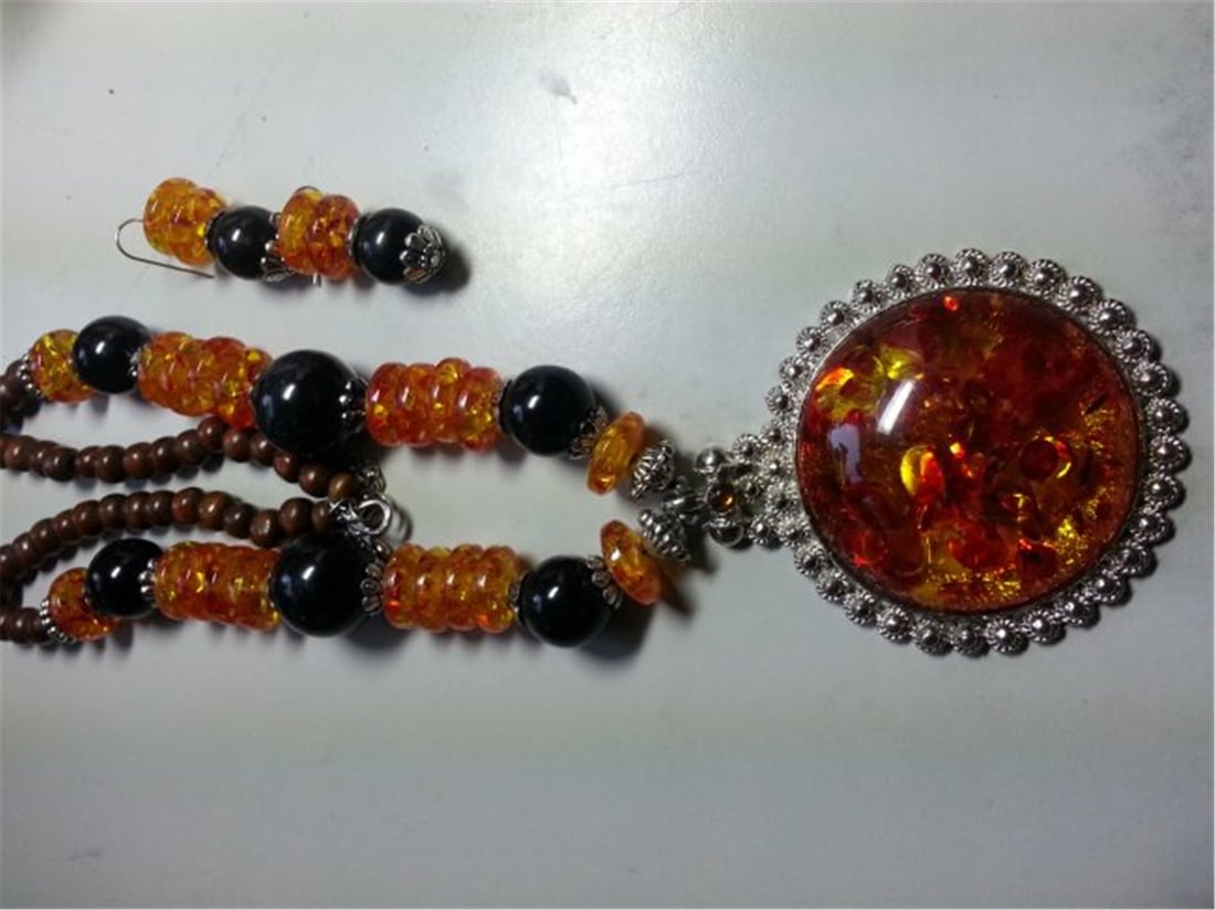 AMBER NECKLACE (1 of 3)