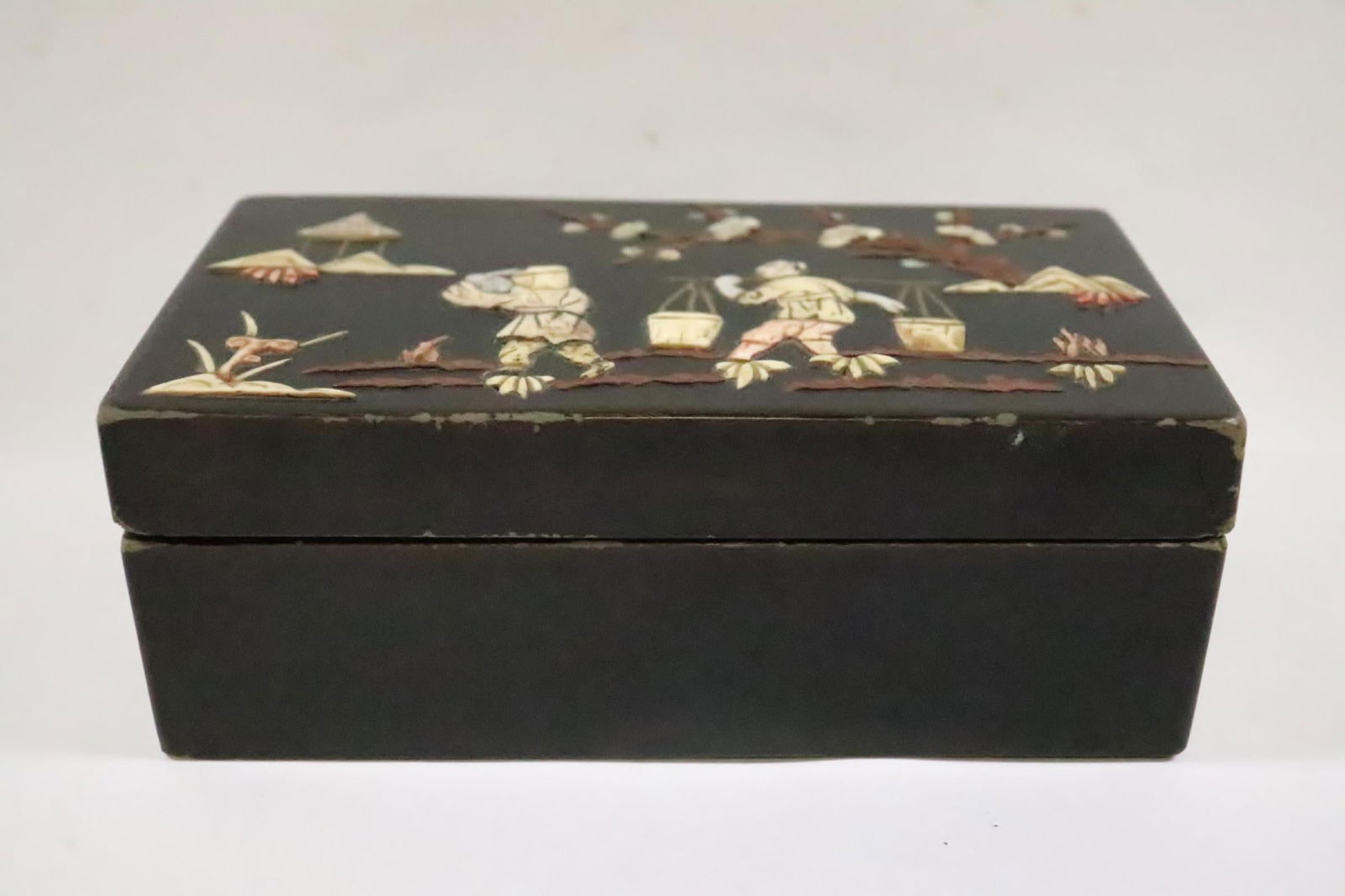 A Lacquer box with bone overlay - 6