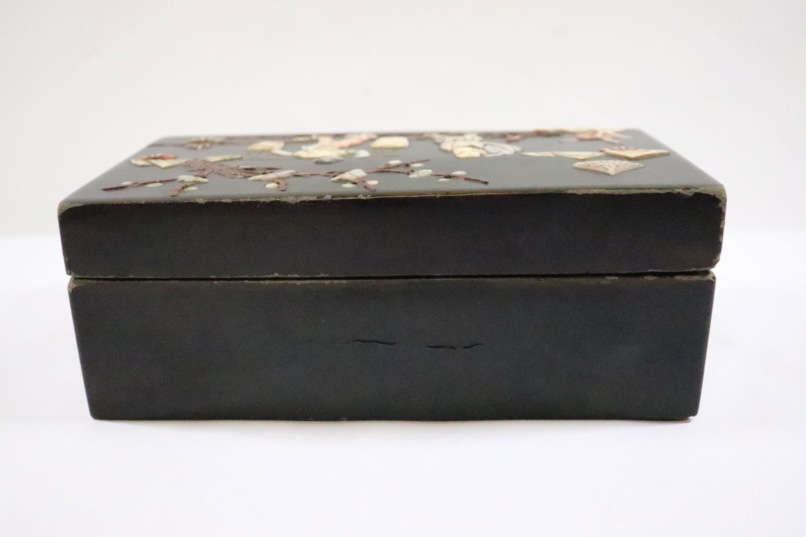 A Lacquer box with bone overlay - 7