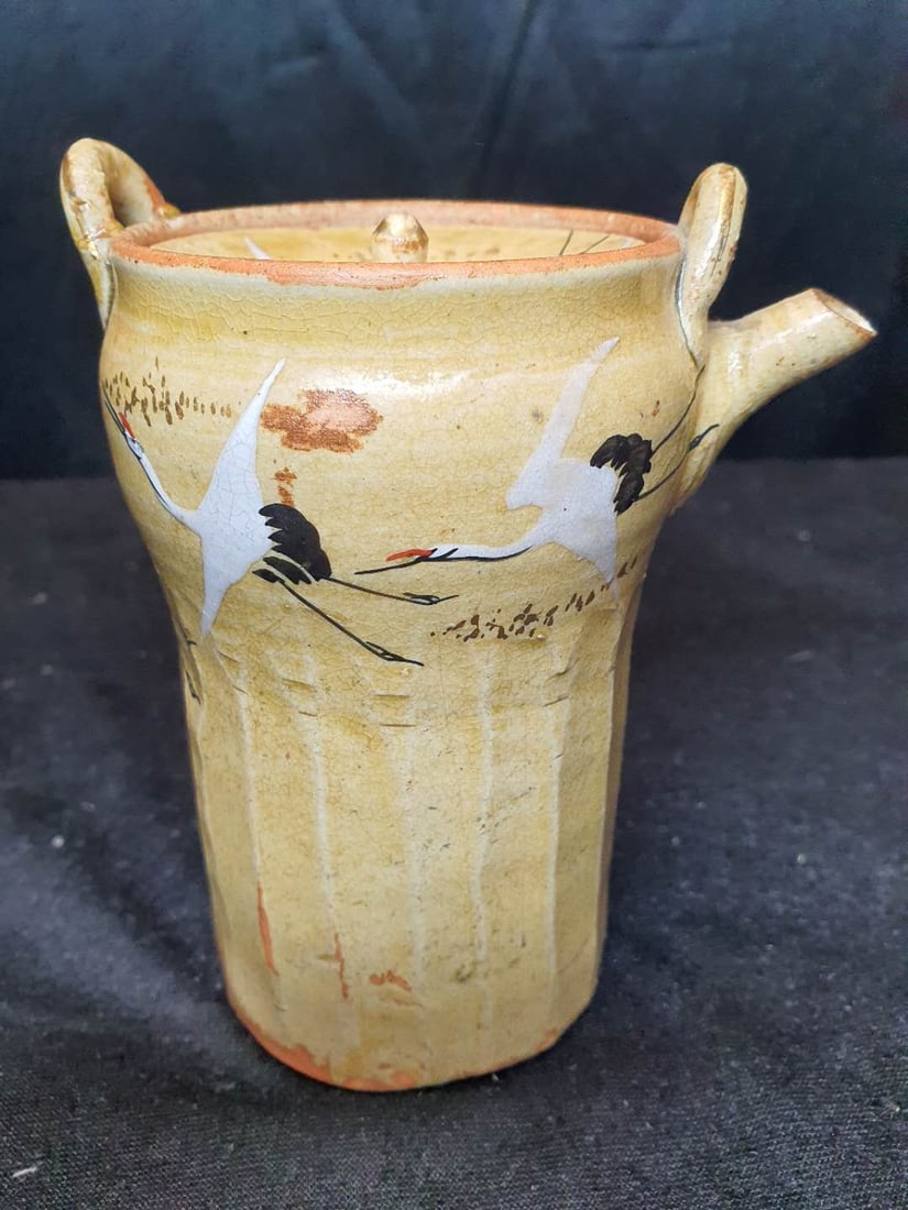 Japan Meiji teapot There are seven cranes painted on the pond, painted in gold: A teapot in the Meiji period of Japan There are seven cranes painted on the pond, painted in gold