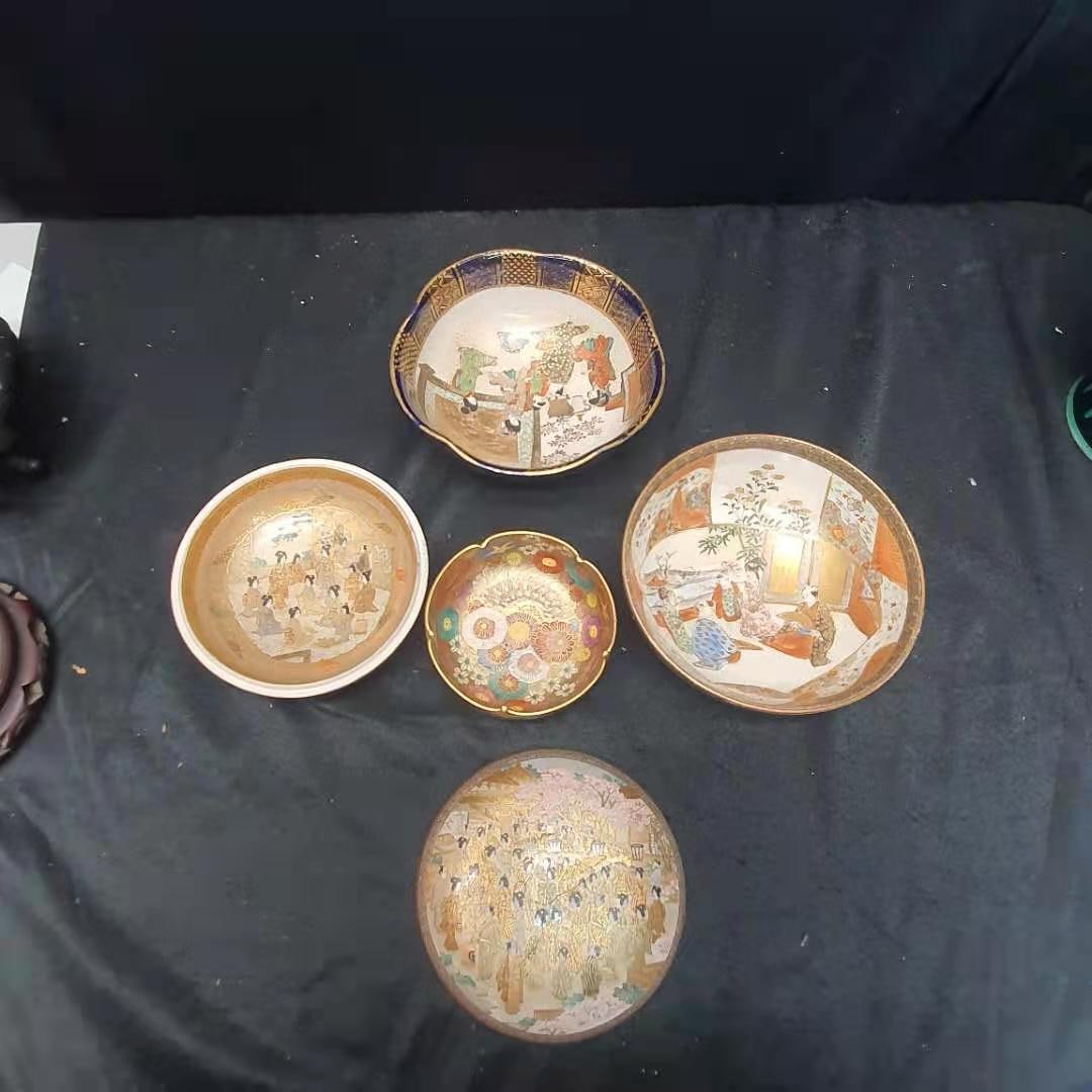 Fine Japanese Meiji Satsuma Bowl with Floral Decorations, Signed: Fine Japanese Meiji Satsuma Bowl with Floral Decorations, Signed