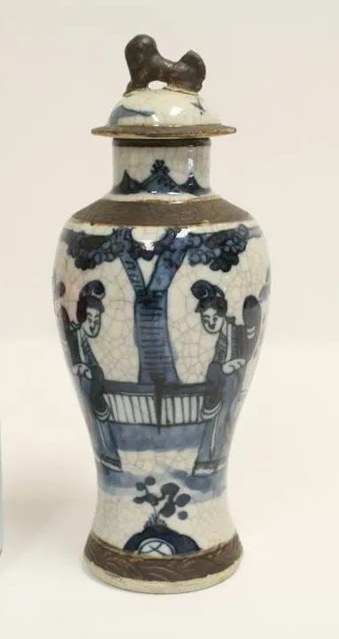 Antique B/W Crackleware jar w/ lid, marked in Chenghua Year, Ming Dynasty (1 of 10)