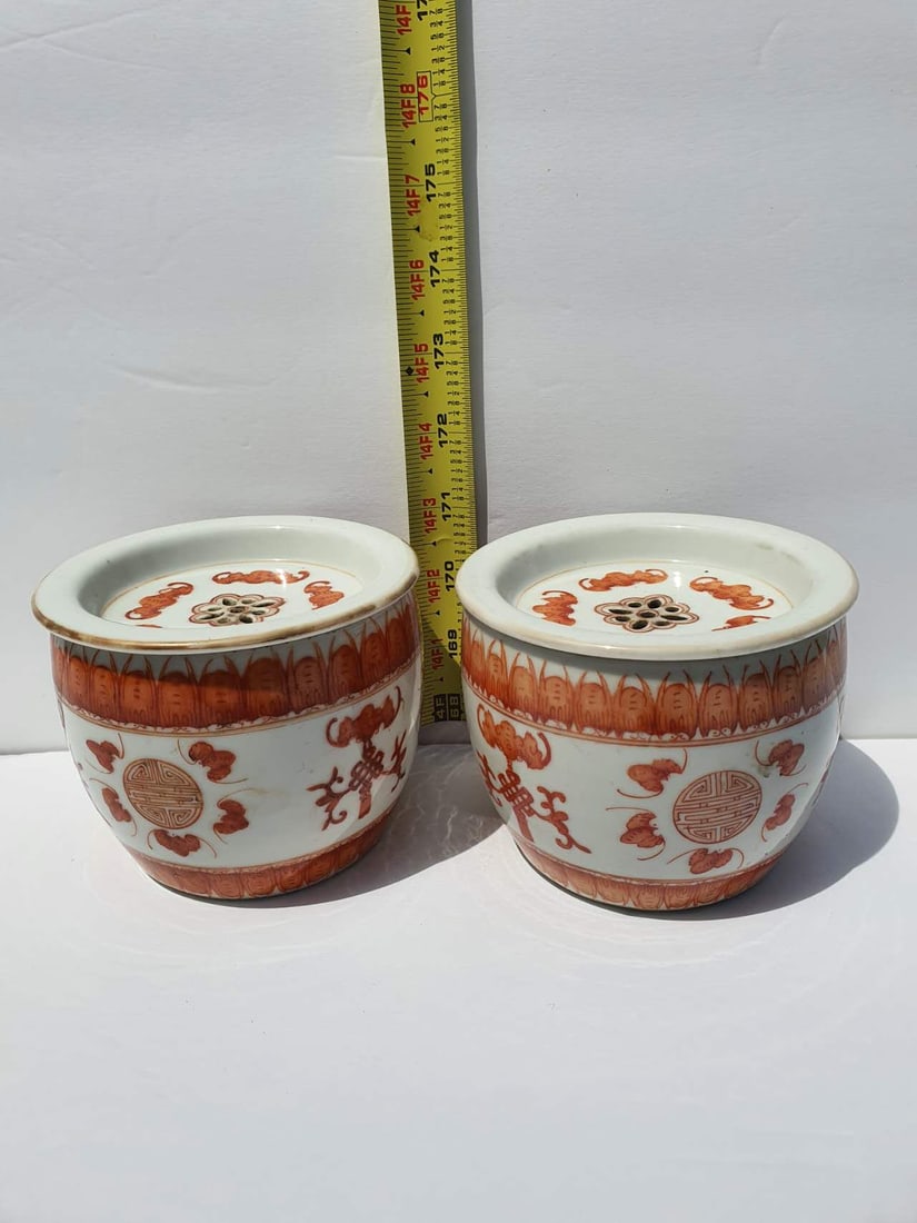 A pair of alum-red cricket jars with gold embroidery in the mid-Qing Dynasty. (1 of 9)