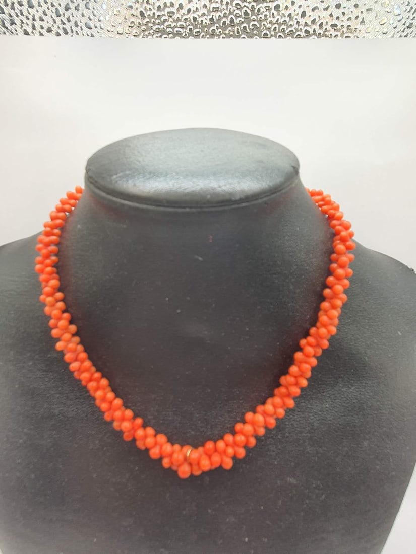 Beautiful coral Necklace (1 of 3)
