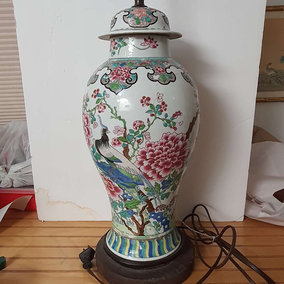 Antique Porcelain vise: Antique Porcelain vise