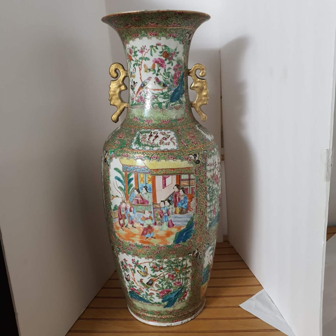 Antique Porcelain vise: Antique Porcelain vise