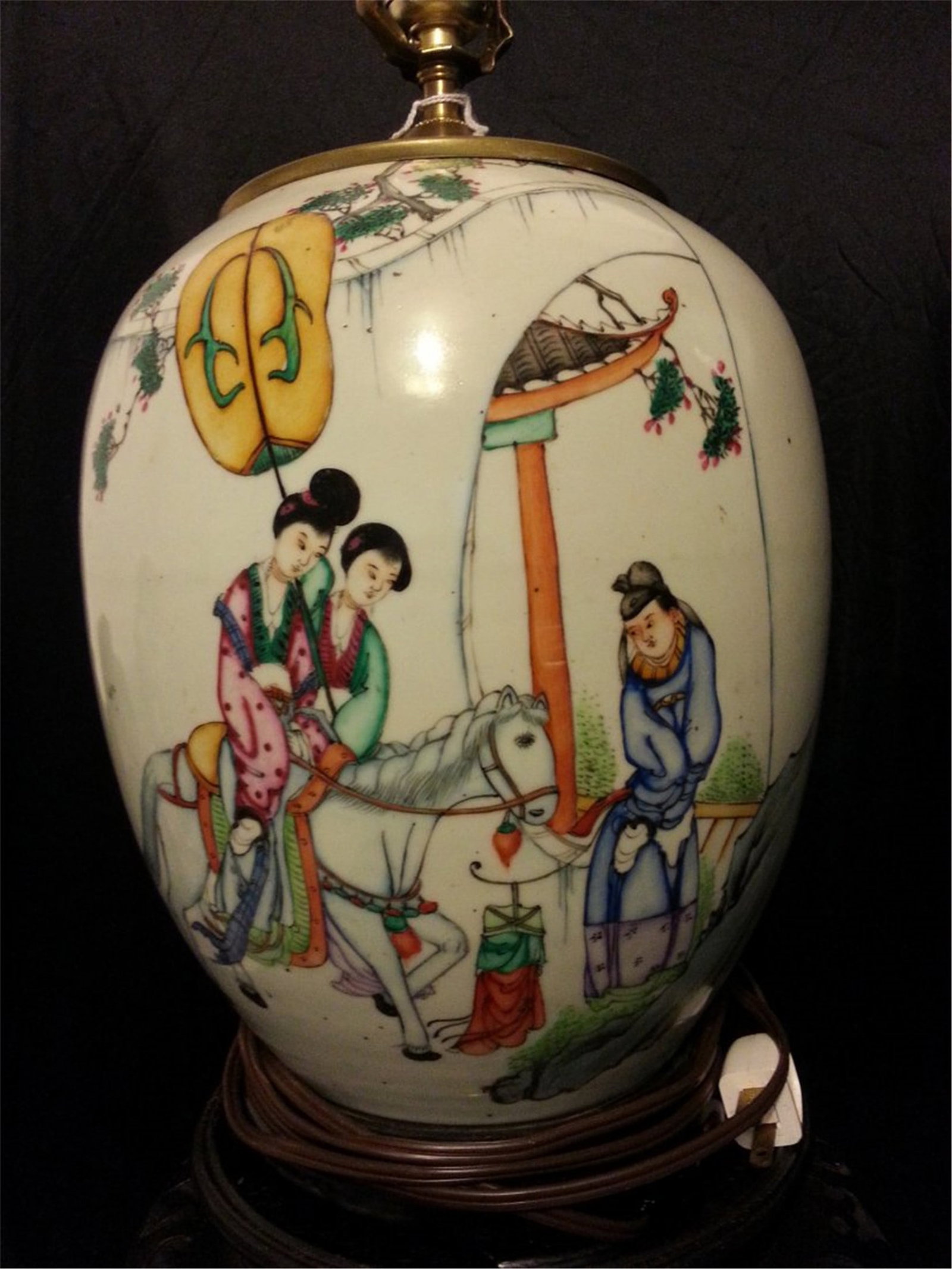 ANTIQUE CHINESE FAMILLE ROSE PORCELAIN lamps: ANTIQUE CHINESE FAMILLE ROSE PORCELAIN lampsAll successful bids have a 25% payment processing fee.