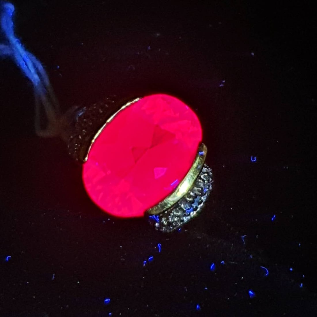 Ruby Ring CTW 5红宝石戒指: This gemstone ring emits a strong red glow under ultraviolet light (UV light reaction).Each ruby ??has been tested with a diamond testing pen.宝石戒指在紫色&#