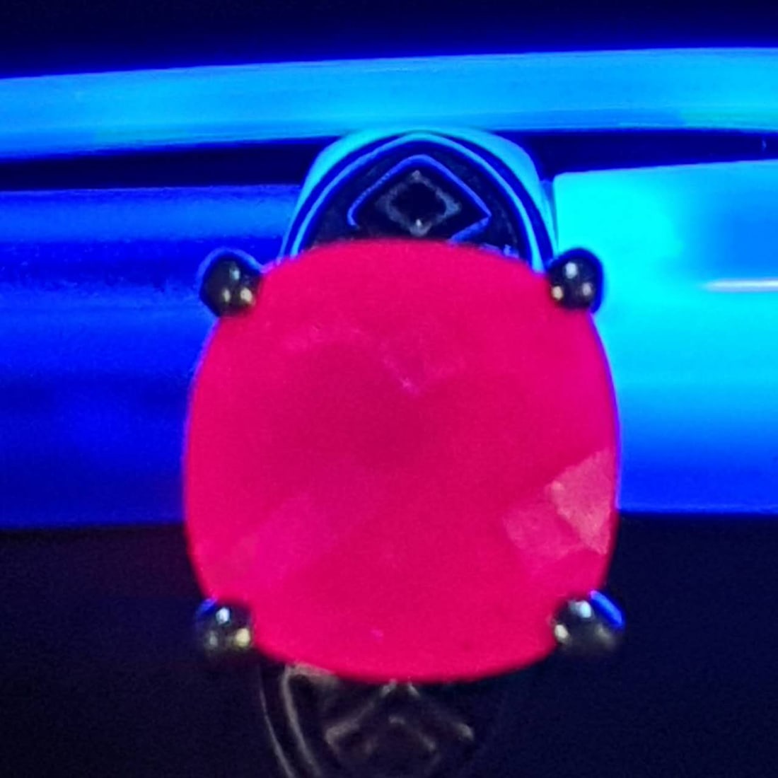 Ruby Ring CTW 5红宝石戒指: Ruby Ring CTW 5This gemstone ring emits a strong red glow under ultraviolet light (UV light reaction).Each ruby ??has been tested with a diamond testing pen.宝石戒指在
