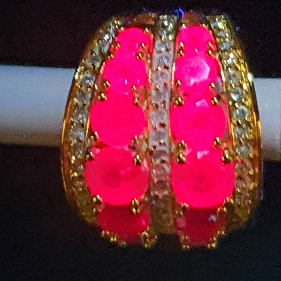 Ruby Ring CTW 6红宝石戒指: This gemstone ring emits a strong red glow under ultraviolet light (UV light reaction).Each ruby ??has been tested with a diamond testing pen.宝石戒指在紫色&#