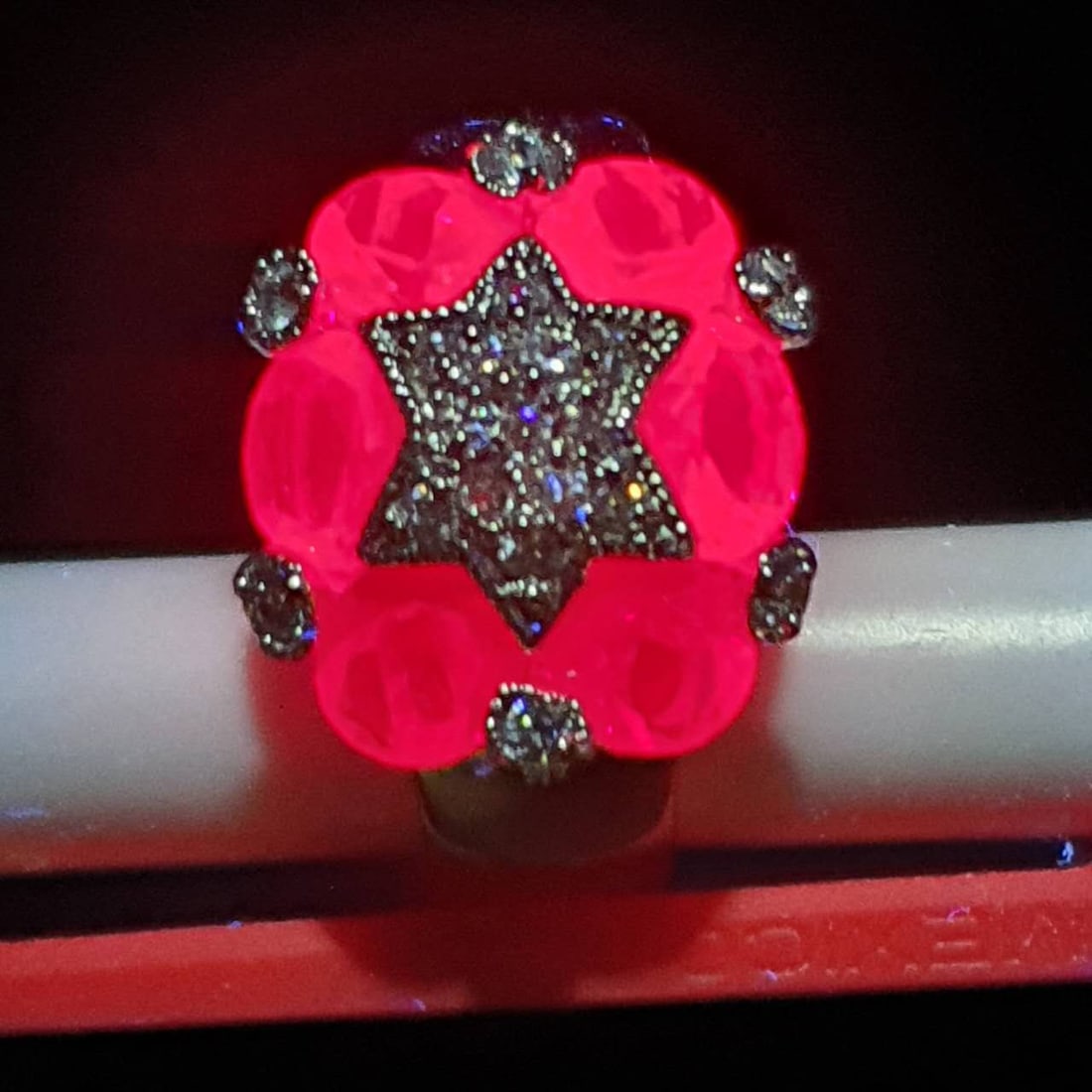 Ruby Ring红宝石戒指: This gemstone ring emits a strong red glow under ultraviolet light (UV light reaction). Each ruby ??has been tested with a diamond testing pen.宝石戒指在紫色&