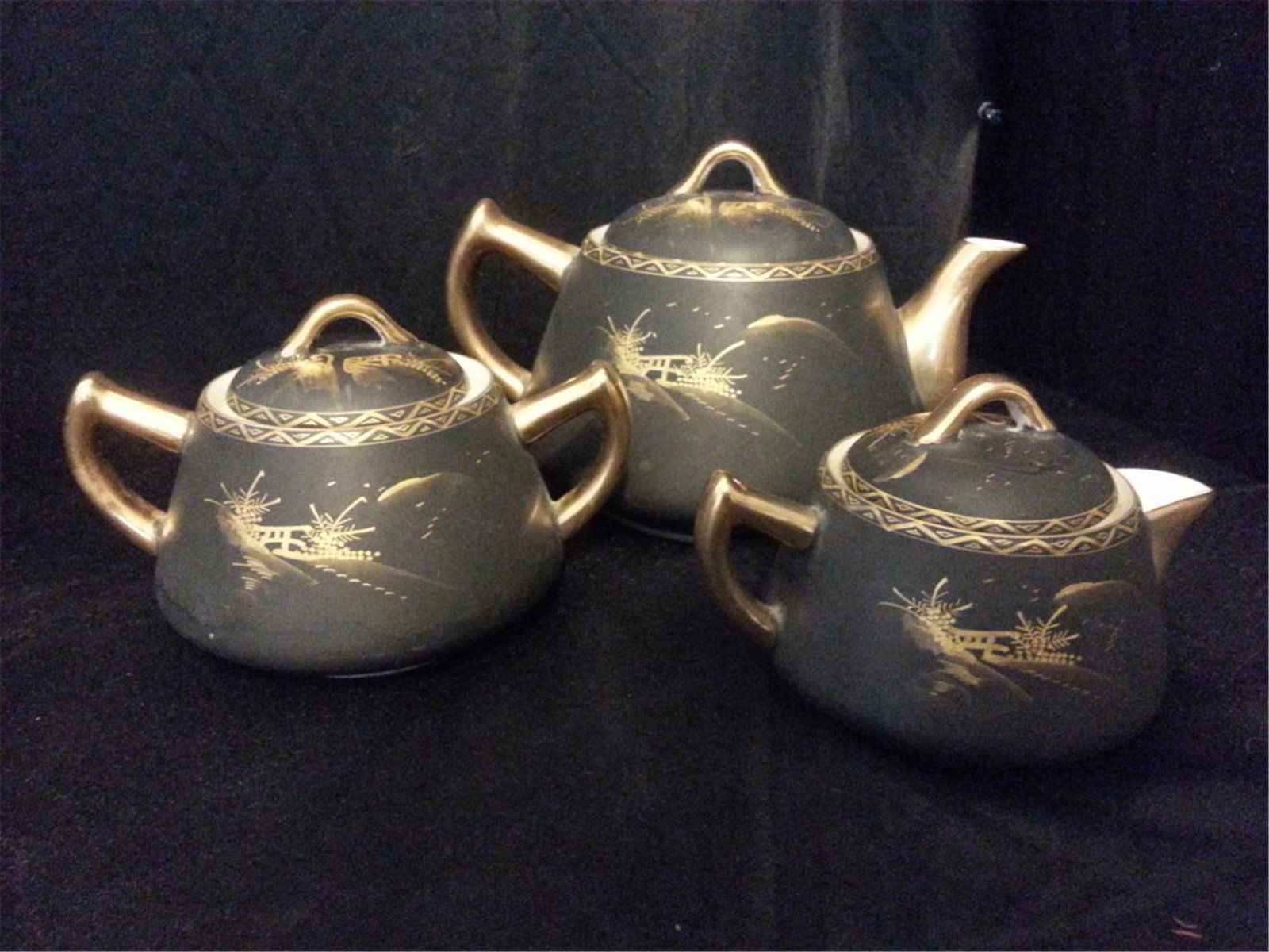 3 Japanese Imari porcelain covered (1 of 4)