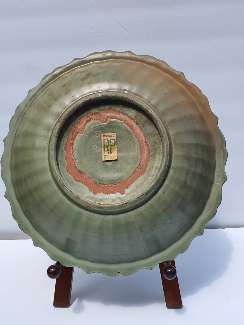 Southern Song Dynasty Longquan plate w32cm: Southern Song Dynasty Longquan plate w32cm