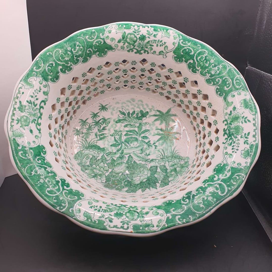 Chinese Famille Rose pot (1 of 3)