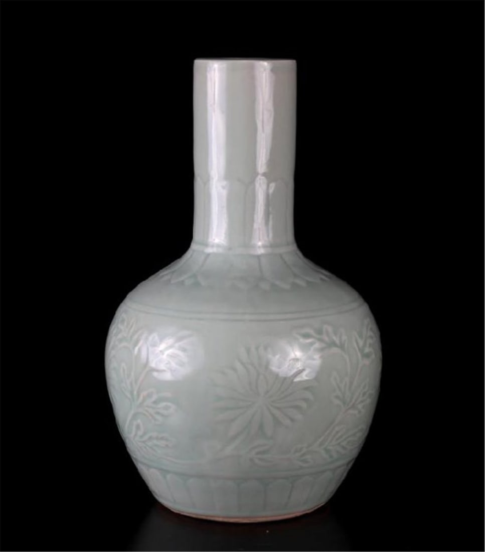 Antique Porcelain Vase: Antique Porcelain Vase