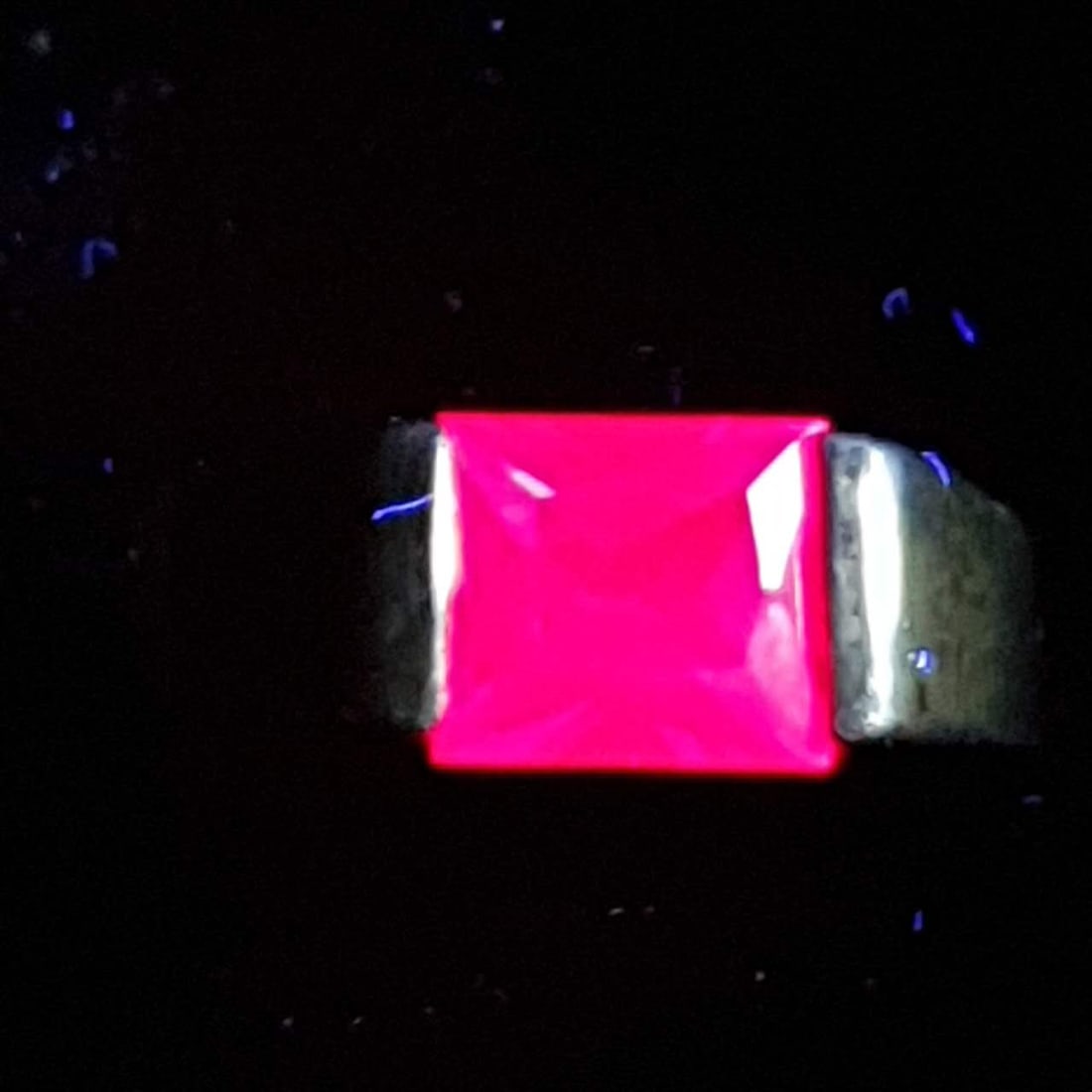 Ruby ring, CTW 3.3UP.红宝石戒指: This gemstone ring emits a strong red glow under ultraviolet light (UV light reaction).Each ruby ??has been tested with a diamond testing pen.宝石戒指在紫色&#