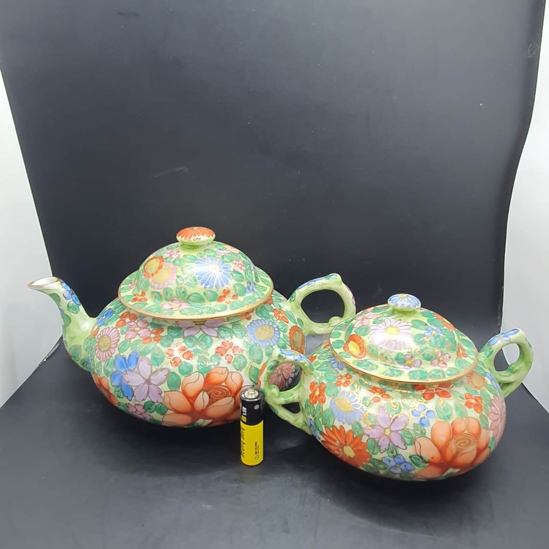 Republic of China era teapot with floral design. Two pieces.: Republic of China era teapot with floral design. Two pieces.