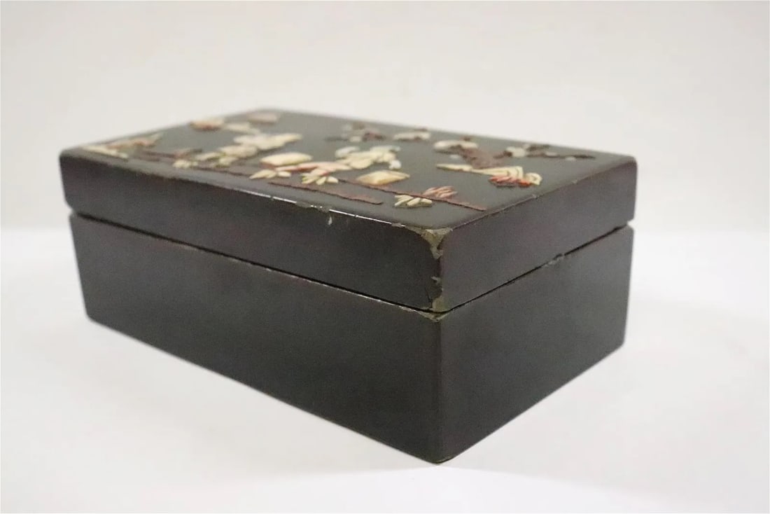 A Lacquer box with bone overlay - 3
