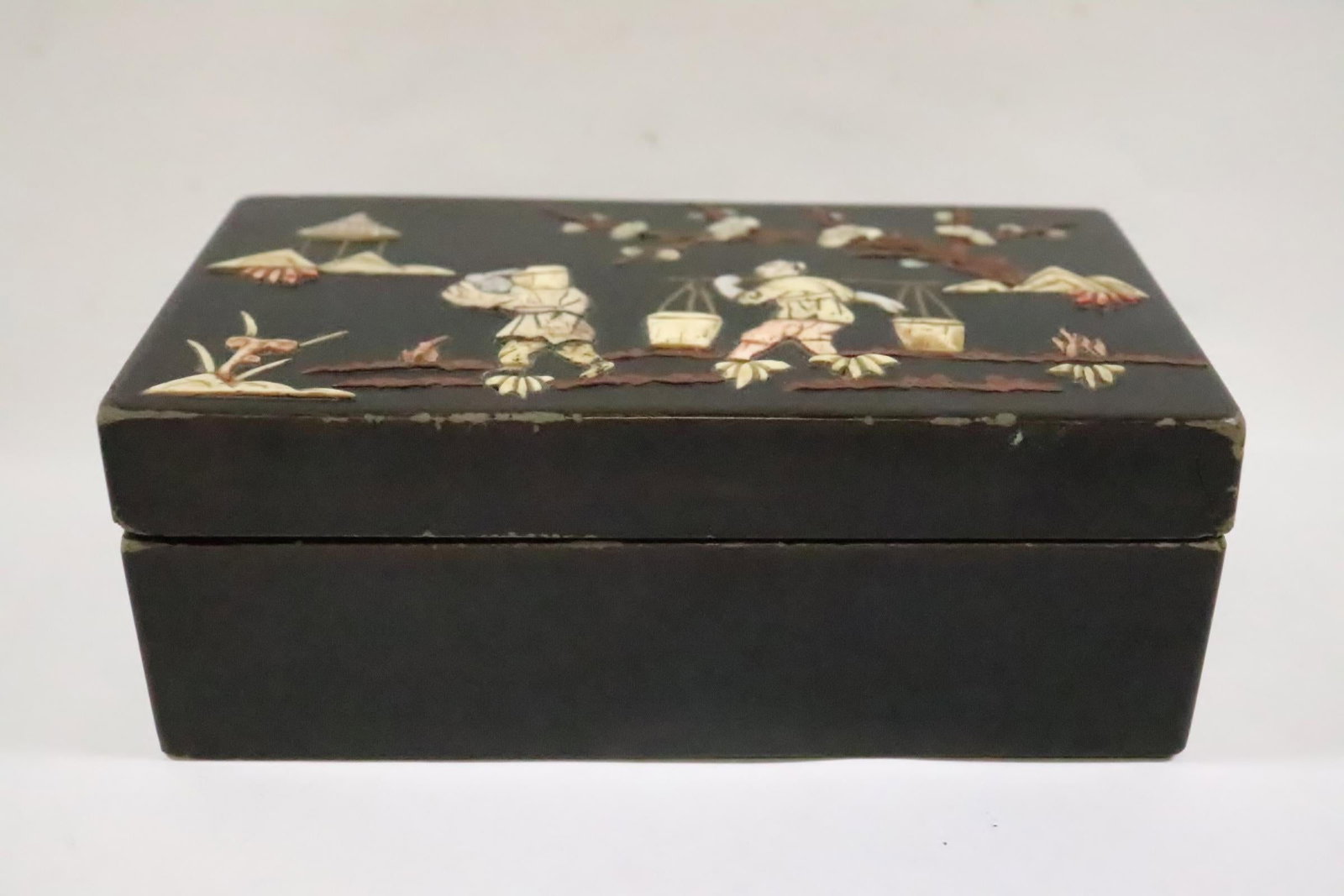 A Lacquer box with bone overlay - 6