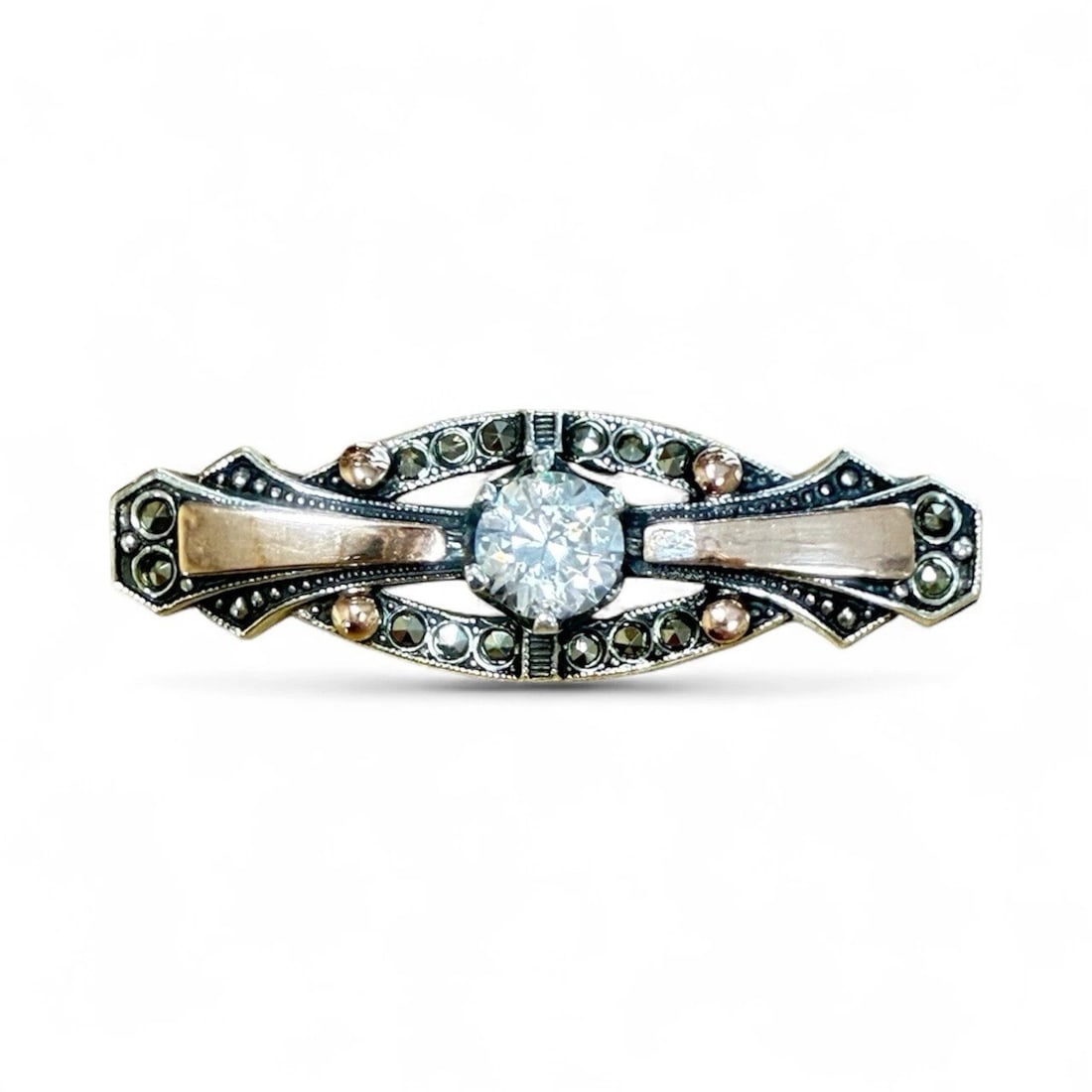 VICTORIAN FILIGREE BROOCH PIN 925 AND ROSE GOLD. VINTAGE JEWELRY: VICTORIAN FILIGREE BROOCH PIN 925 AND ROSE GOLD. VINTAGE JEWELRY Description: This is an Art Deco style silver and paste bar brooch pin, likely featuring a central paste or crystal diamond simulant an