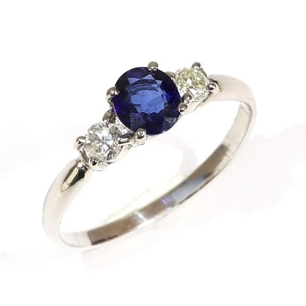 SAPPHIRE RING PLATINUM JAPANESE VINTAGE ESTATE JEWELRY JEM00071: SAPPHIRE RING PLATINUM JAPANESE VINTAGE ESTATE JEWELRY JEM00071 Description: This ring features a captivating deep blue sapphire, finished in an oval cut for a classic and elegant look. Its clear colo