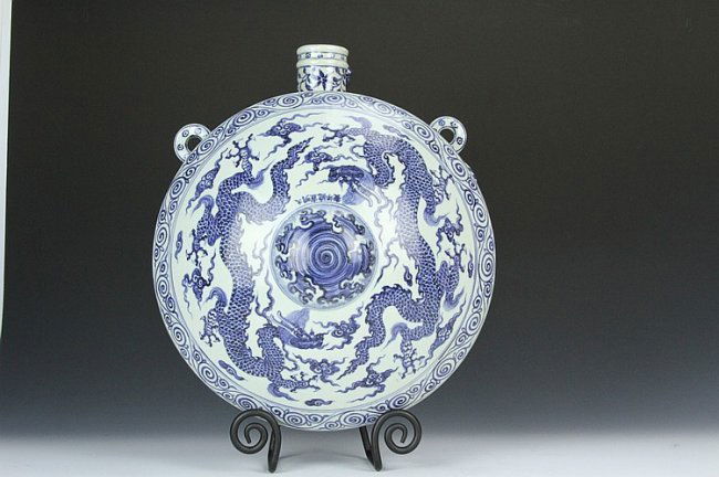China, blue and white vase (1 of 1)