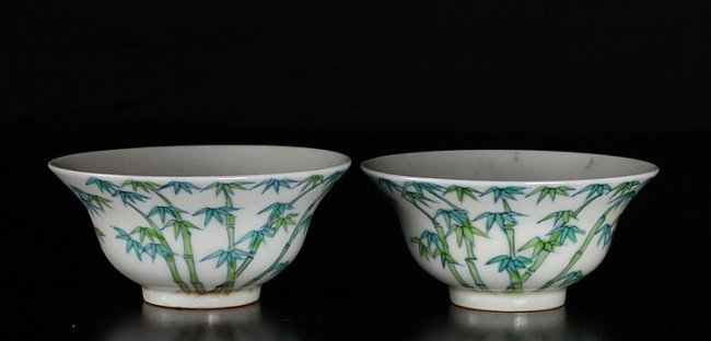 Pair of chinese Famille Rose tea cups (1 of 3)