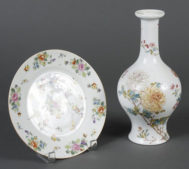 TWO PORCELAIN ITEMS DECORATED IN AN ASIAN STYLE (1 of 3)