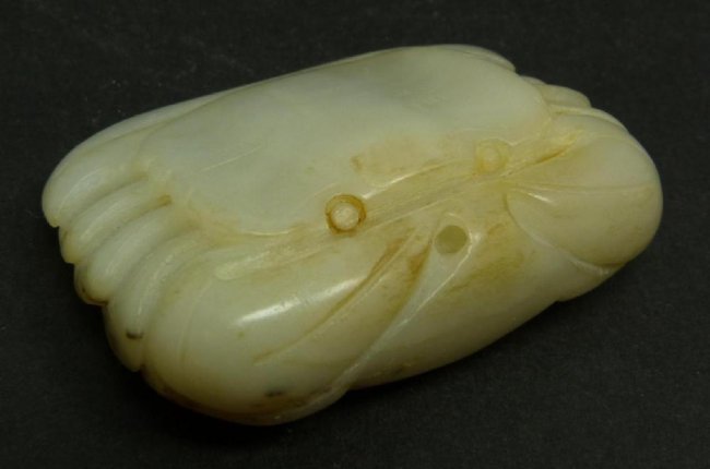 CHINESE CARVED WHITE JADE CRAB PENDANT (1 of 3)