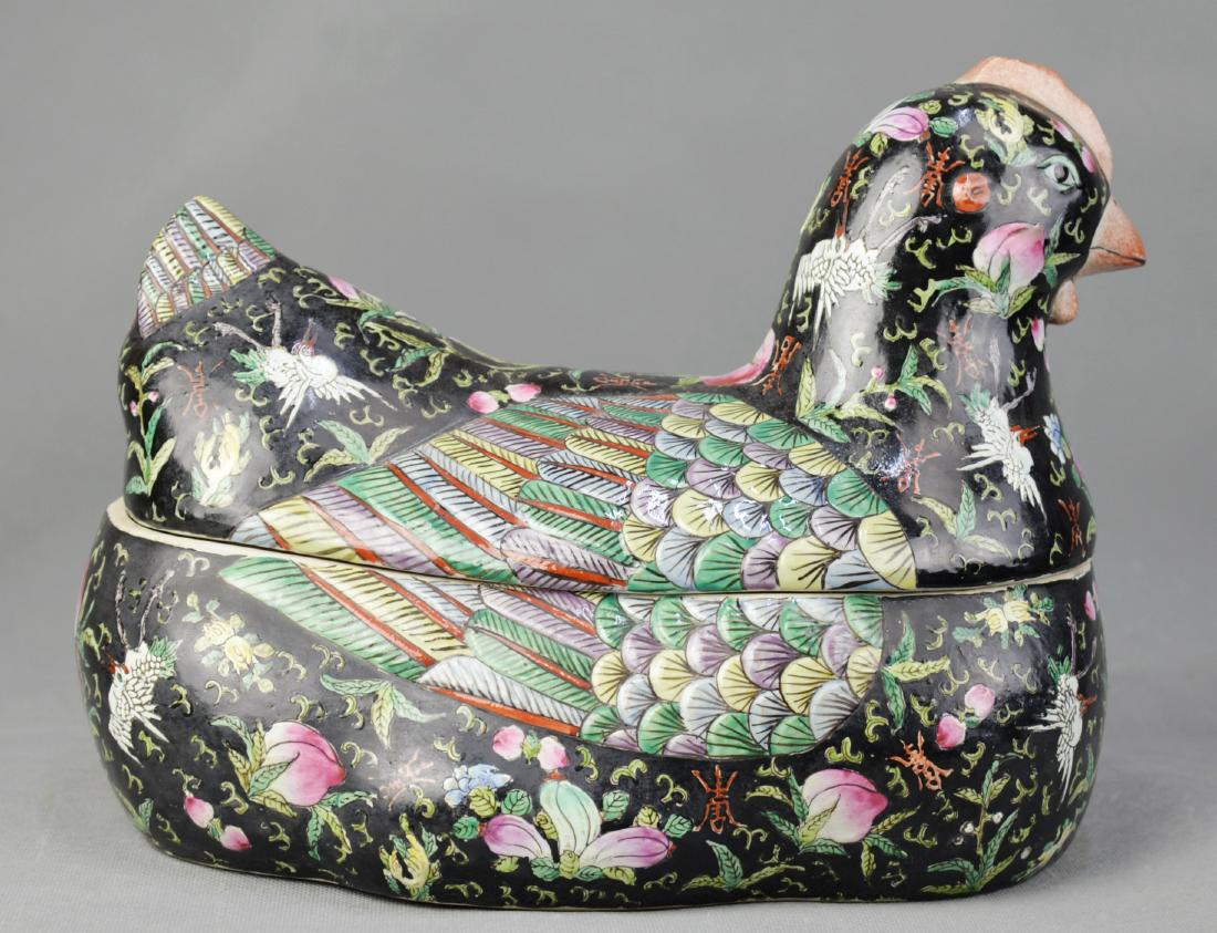 A Famille Rose Porcelain Box of Chicken Shape, Qing (1 of 4)