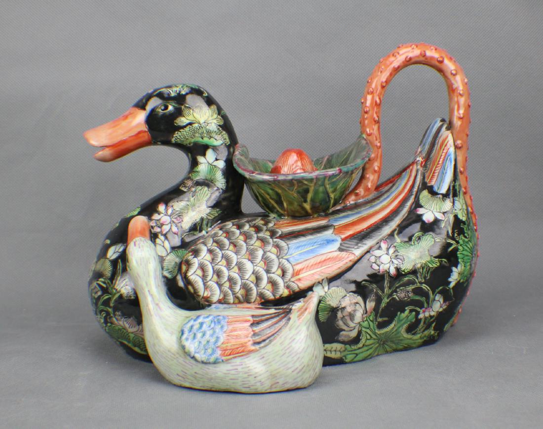 A Famile-rose Big Box Shaped in Old and Young Duckes, (1 of 6)